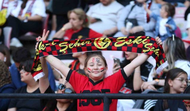 Şampiyonluğunu stadında kutlayan Eskişehirspor taraftarından siyah-kırmızı manzaralar