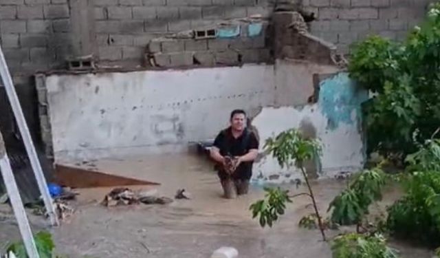 Sel sularına kapılan tavuklarını kurtarmak için kümesine koştu