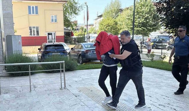 Ses sistemine gizledikleri 840 uyuşturucu hapla yakalandılar; yakınları görüntü alan gazetecileri tehdit etti