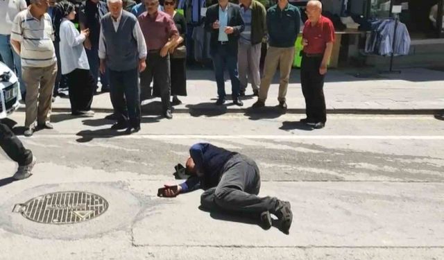 Seyir halindeki aracın önüne atladı, hastanelik oldu