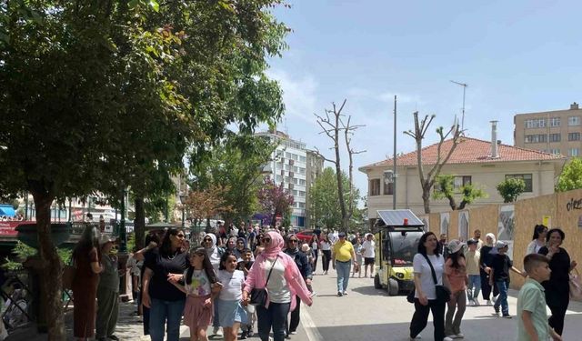 Sıcak havayı fırsat bilen vatandaşlar şehir merkezlerinde yoğunluk oluşturdu