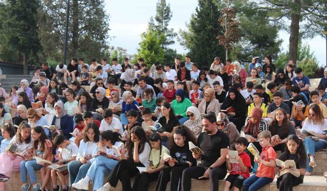 Siirt’te öğrenciler ve veliler birlikte kitap okudu