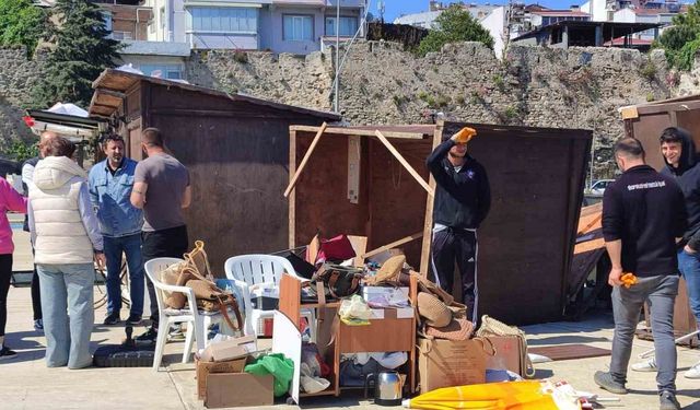 Sinop’ta şiddetli rüzgar seyyar tezgahları yıktı