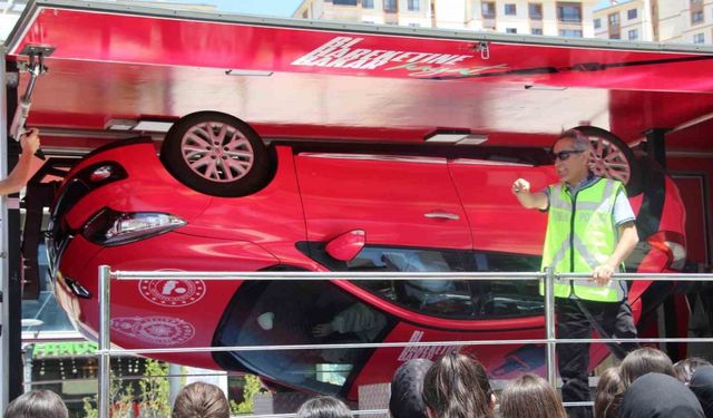 Şırnak’ta ’Mobil Trafik Eğitim Tırı’nda uygulamalı eğitim verildi