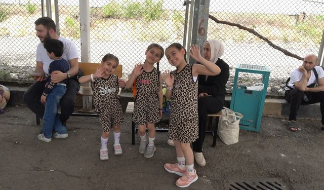 Suriyeli sığınmacılar Türkiye’ye teşekkür ederek ülkelerine dönüyor