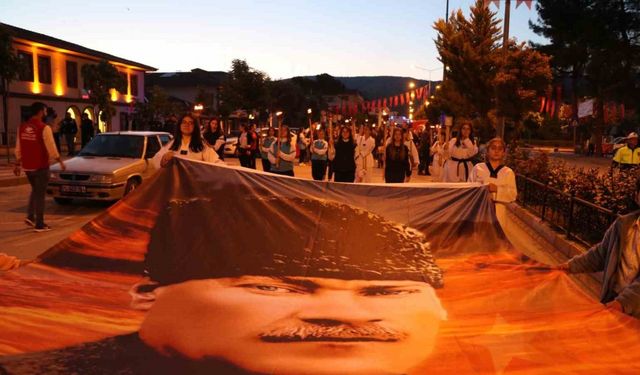 Taşova’da coşkulu 19 Mayıs meşale ve bayrak yürüyüşü