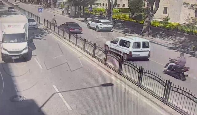 Telefona bakan motosikletli önünde duran araca çarptı
