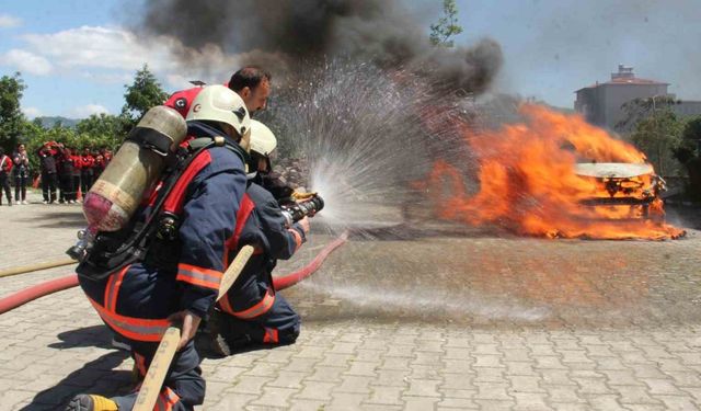 Teori pratiğe dönüştü, Sivil Savunma ve İtfaiye Bölümü öğrencileri öğrendiklerini tatbikatta uyguladı