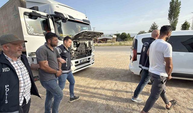 Tokat’ta gümrük mührü kırılmış iki tırda 17 kaçak göçmen yakalandı