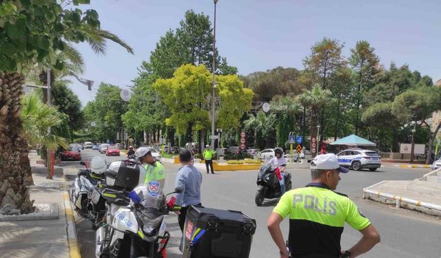 Trafik ekipleri emniyet kemerinin önemine dikkat çekti