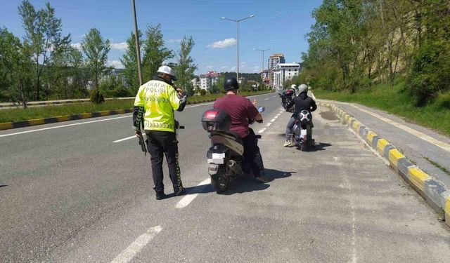 Trafikte kazaya davetiye çıkaran motosiklet sürücüsü kamerada