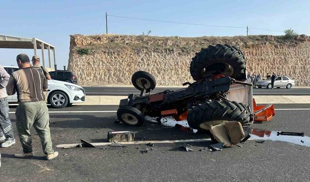 Traktör ile otomobil çarpıştı: 3 yaralı