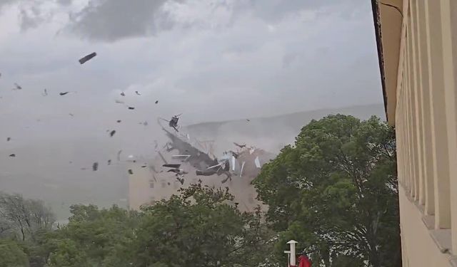 Tunceli’deki fırtınada çatı saniyeler içerisinde parçalandı