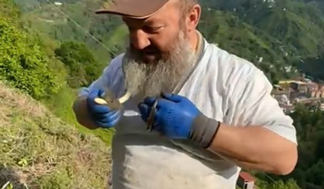 Tuttuğu yılanın önce güzelliğini anlattı, sonra kolye gibi boynuna doladı