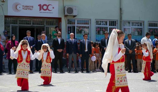 Üniversiteli staj öğrencileri ilkokula drama sınıfı kazandırdı