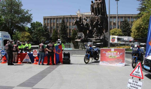 Uşak’ta öğrencilere kırmızı düdük dağıtıldı