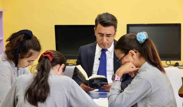 Vali Şefik Aygöl, öğrencilerle kitap okudu