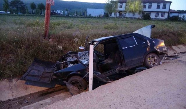 Virajı alamayan Tofaş otomobil refüje çarptı: 2 yaralı