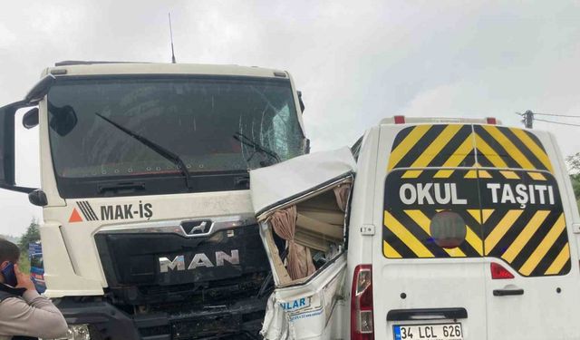 Yalova’da kamyon minibüsle çarpıştı: 3 yaralı