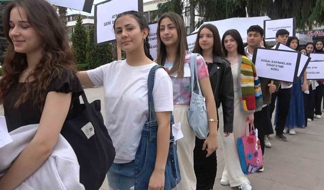 Yalova’da öğrencilerden ’Açık Hava Atık Materyal Defilesi’
