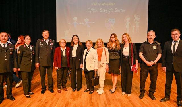 Yalova’da tiyatro oyunuyla aile içi şiddete dikkati çektiler