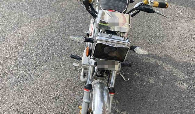 Yatarak motosiklet süren sürücünün ehliyeti iptal edildi