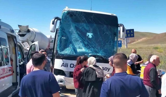 Yolcu otobüsü EDS direğini devirip karşı şeride geçti: 2 yaralı