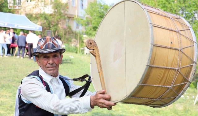 60 yıldır davuluyla düğün ve güreşlerin neşesi: "Yağlı güreş davulsuz olmaz"