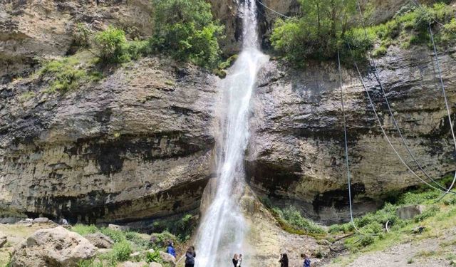 Ağaçdibi Şelalesi’ne 3 günde 4 bin kişi ziyaret etti