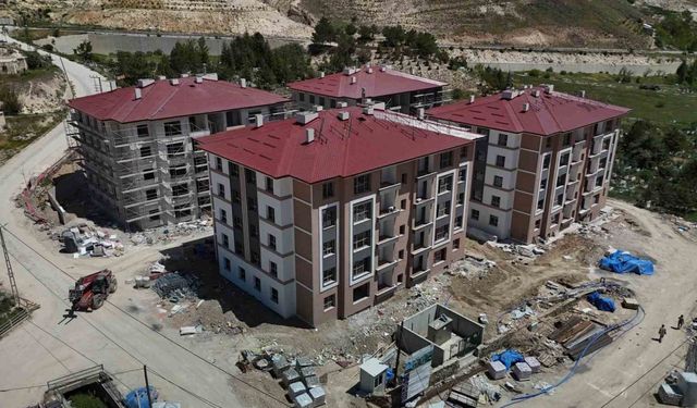 Asrın felaketinden etkilenen Sivas’ın ilçesinde afet konutları hızla yükseliyor
