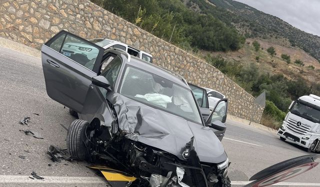 Bariyerlere çarpan otomobildeki 8 kişi yaralandı