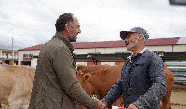 Bayburt’ta kurban pazarlığı renkli ve samimi görüntülere sahne oldu