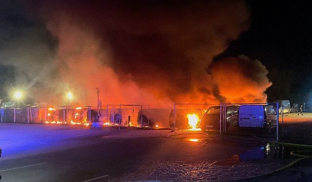 Berlin’de Amazon ve Telekom’a ait 36 minibüs alev alev yandı