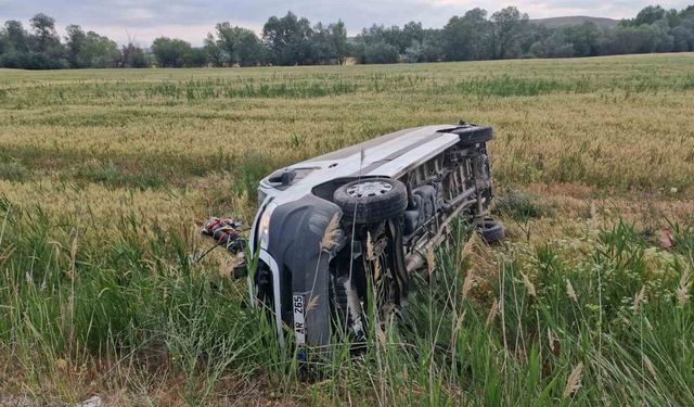 Çorum’da düğünden dönen vatandaşların bulunduğu minibüs devrildi: 17 yaralı