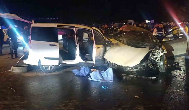 Gaziantep’te iki araç kafa kafaya çarpıştı: 5 ölü, 2 yaralı