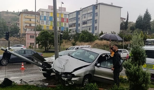 İki otomobilin çarpıştığı kazada 3 kişi yaralandı