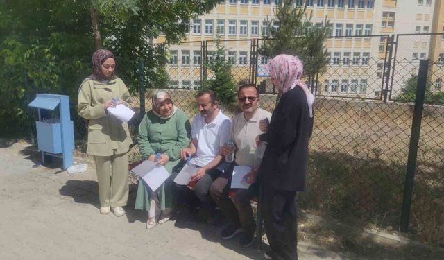 İkiz kardeşler kızlarıyla birlikte YKS’ye girdi
