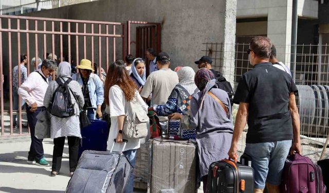 İranlılar Gürbulak Sınır Kapısı’na akın etti: "Savaştan korkmuyoruz, vatanımıza sahip çıkacağız"