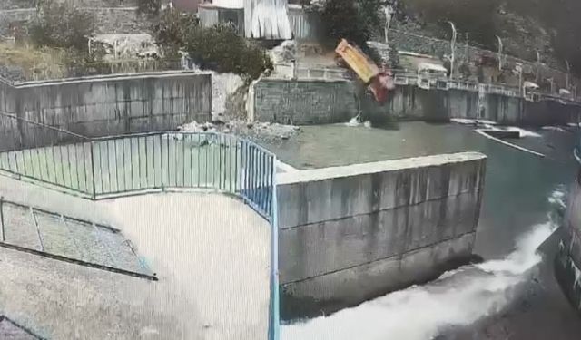 Kamyon dereye uçtu, kaza anı kamerada