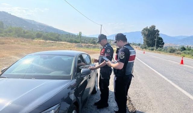 Karacasu’da jandarmadan emniyet kemeri ve hız uyarısı