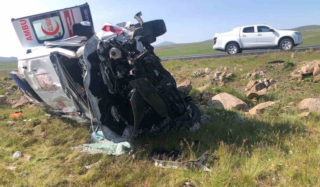 Kars’ta ambulans şarampole uçtu: 1’i doktor 4 kişi yaralandı