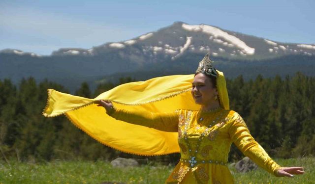 Kars’ta çiçekler arasında Kafkas Dansı, görenleri mest etti