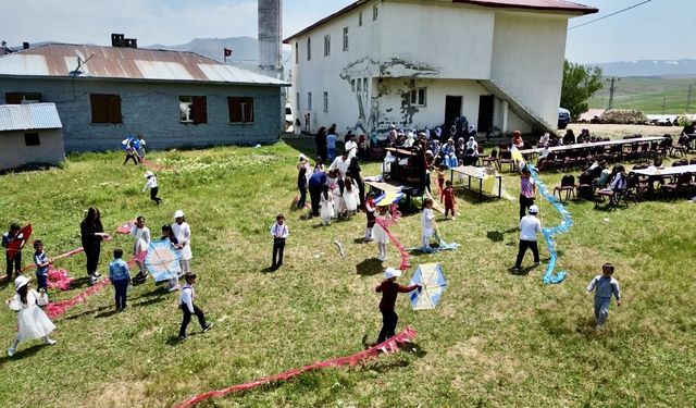 Köy çocuklarının hayali gerçek oldu, gökyüzü uçurtmalarla şenlendi