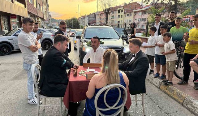 Okey masası kurarak düğün konvoyunun önünü kestiler