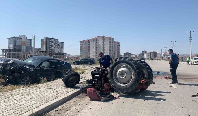 Otomobille çarpışan traktör parçalandı: 1 ölü