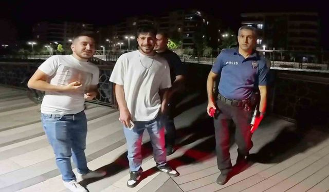 Parkta motosiklet sürdü, polise direnip gazeteci ve bekçilerin görüntüsünü çekti