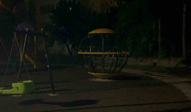 Parkta oynarken kalbi duran çocuk, hastanede tekrar hayata döndürüldü