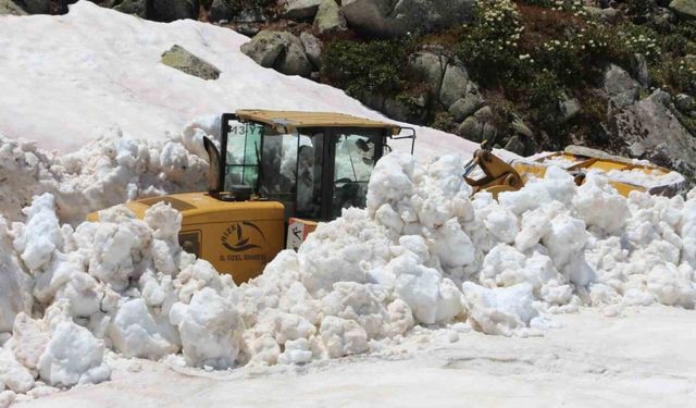 Rize yaylalarında hummalı kar temizliği