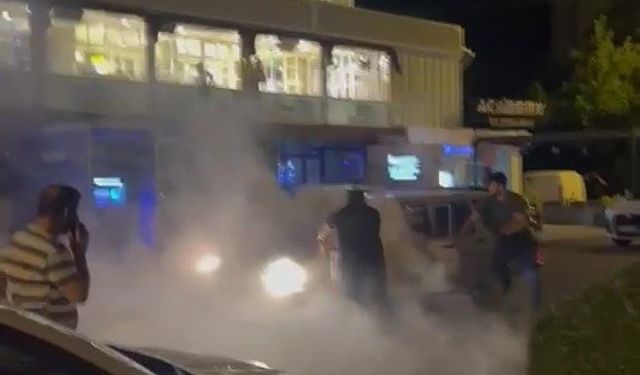 Seyir halindeyken alev alan otomobilin yardımına vatandaşlar yetişti