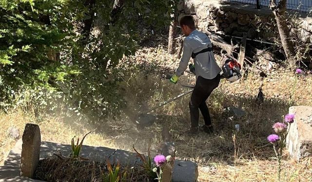 Şırnak’ta bayram öncesi mezarlık temizliği